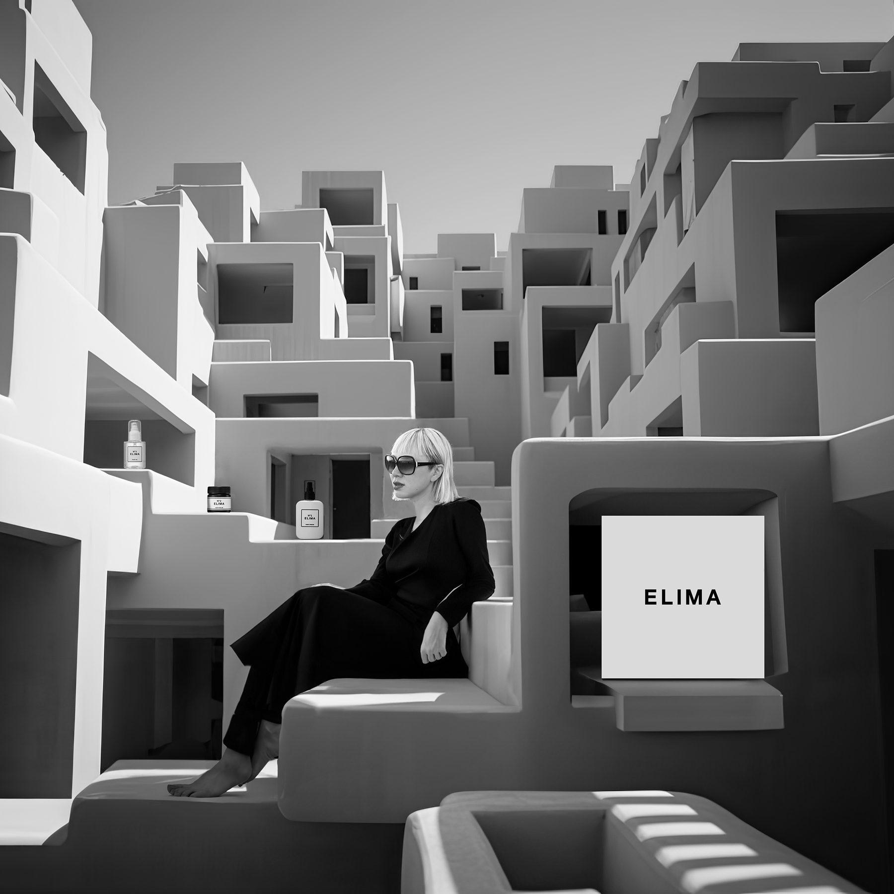 Marianne assise dans une architecture blanche en gradins, produits ELIMA posés sur les terrasses.