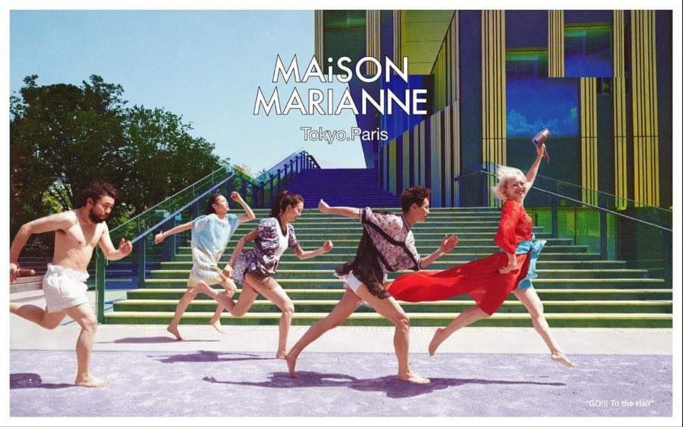 Six modèles courant sur une esplanade colorée, séchoir brandi.