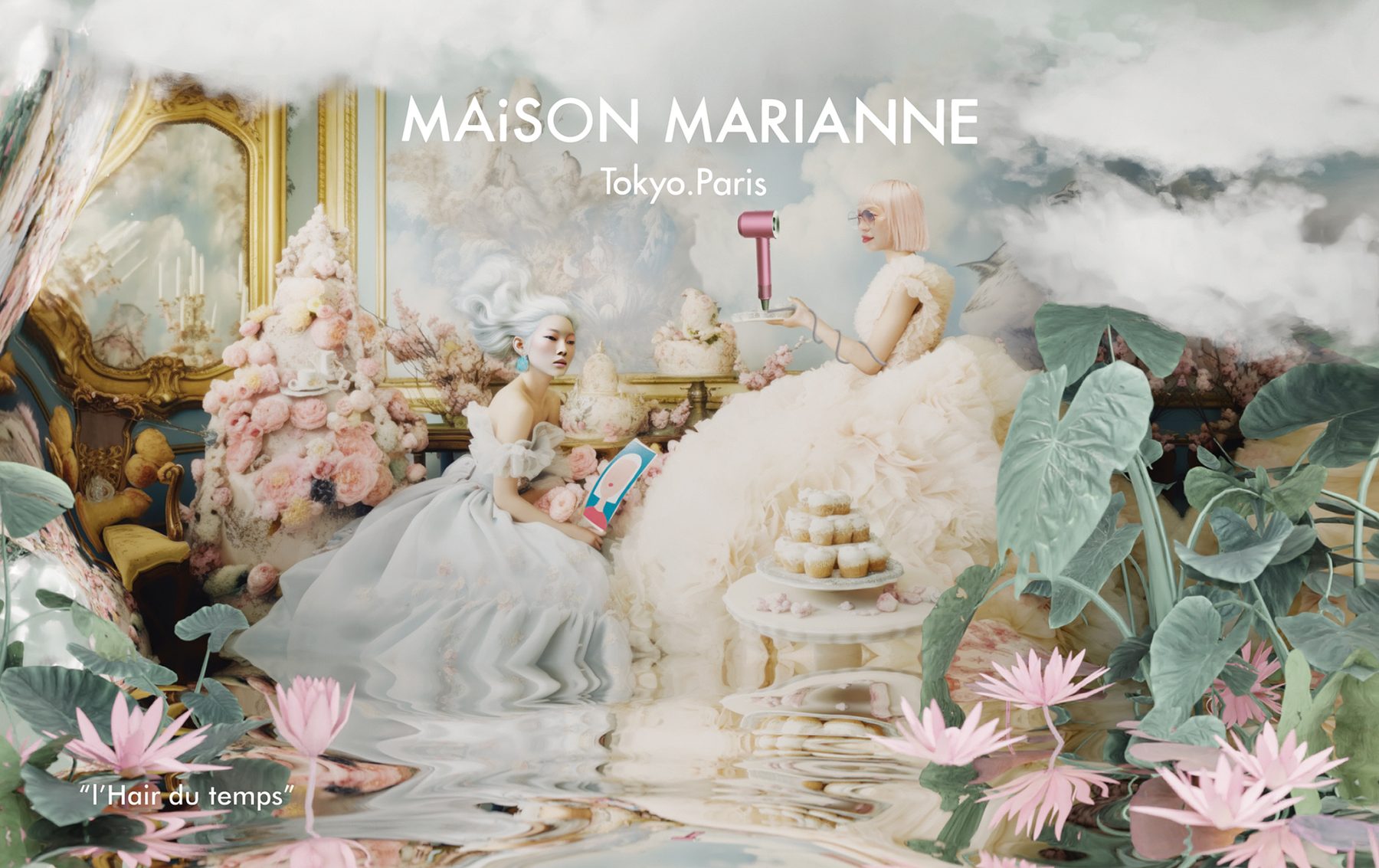 Deux modèles en crinoline dans un salon rococo envahi de fleurs pastel.