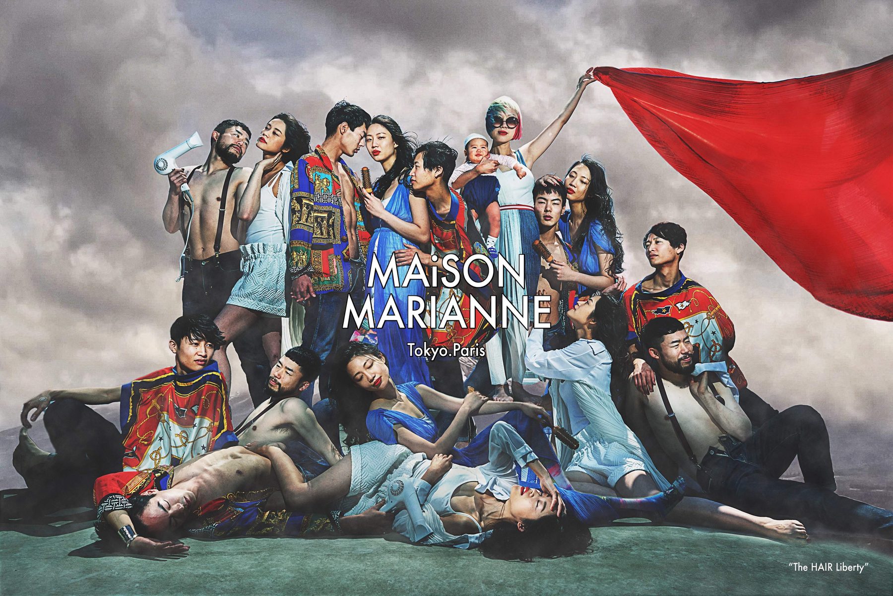 Campagne Maison Marianne : une quinzaine de modèles drapés de bleu, blanc et rouge autour d'un drapeau, séchoirs et brosses à la main.