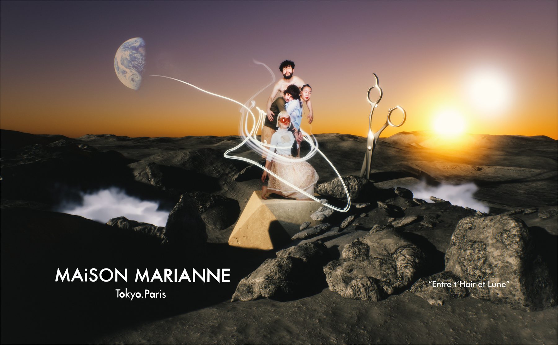 Modèles sur un sol lunaire, la Terre à l'horizon, des ciseaux géants plantés.